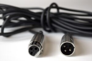 XLRケーブルは、なぜ音響現場で使われるのかX